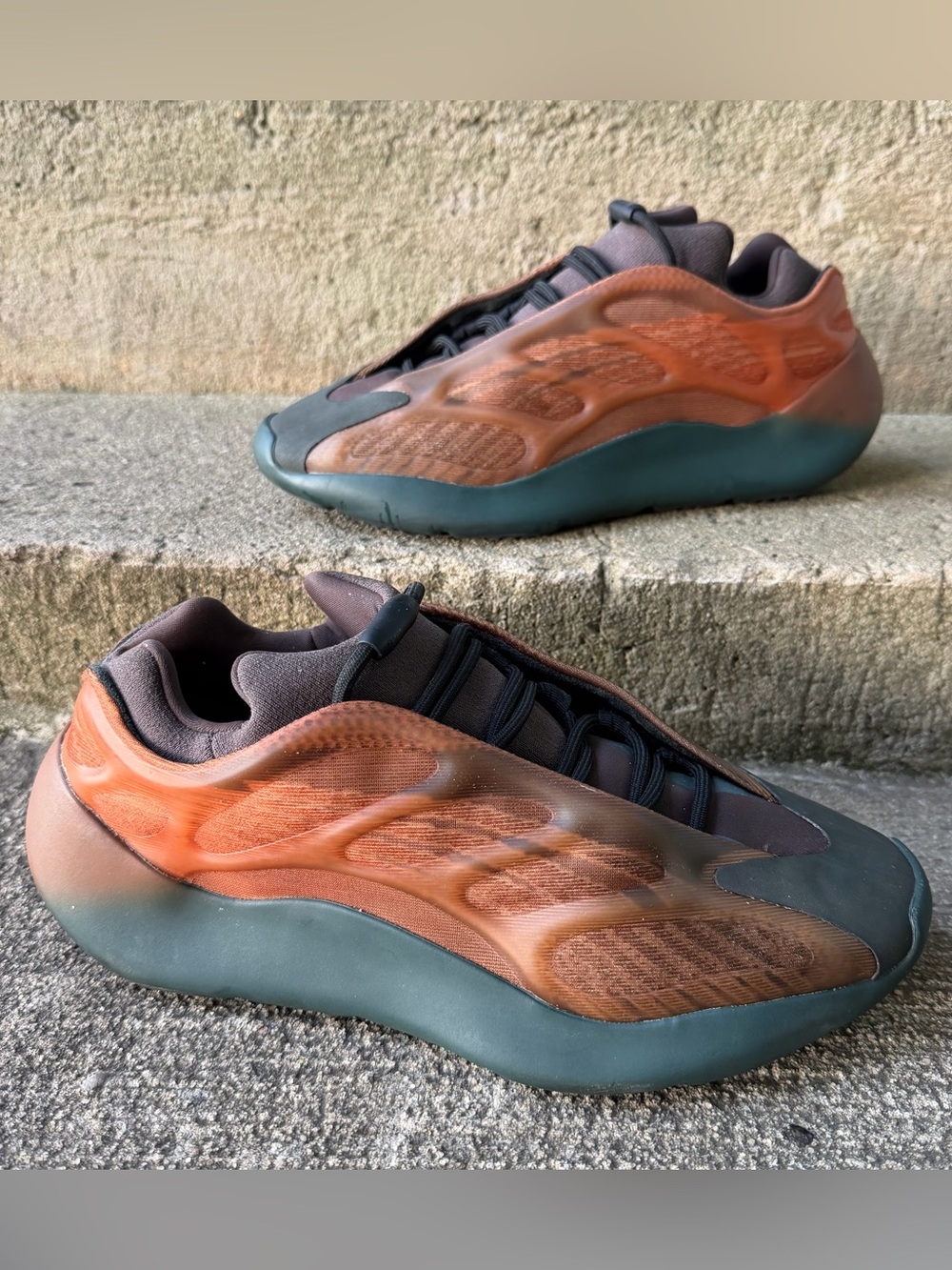 Adidas Yeezy 700 V3 Copper Fade Mens Athletic Sneakers Size 10 GY4109 Kanye West